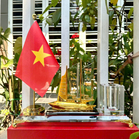 Đồ decor trang trí để bàn đựng bút pha lê cao cấp quà tặng đối tác, doanh nghiệp ý nghĩa sang trọng QT16